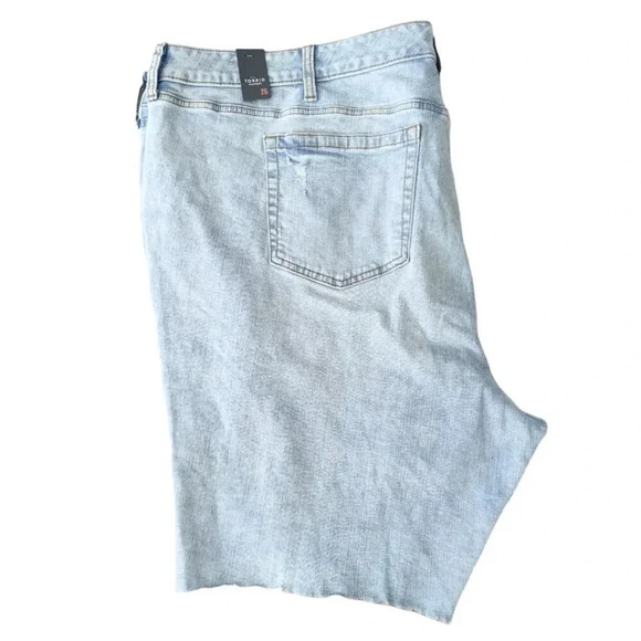 TORRID NWT Boyfriend Bermuda Denim Shorts Size 26 - Picture 3 of 10